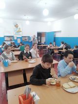 Директор школы посетила столовую во время завтрака 1-4 классов